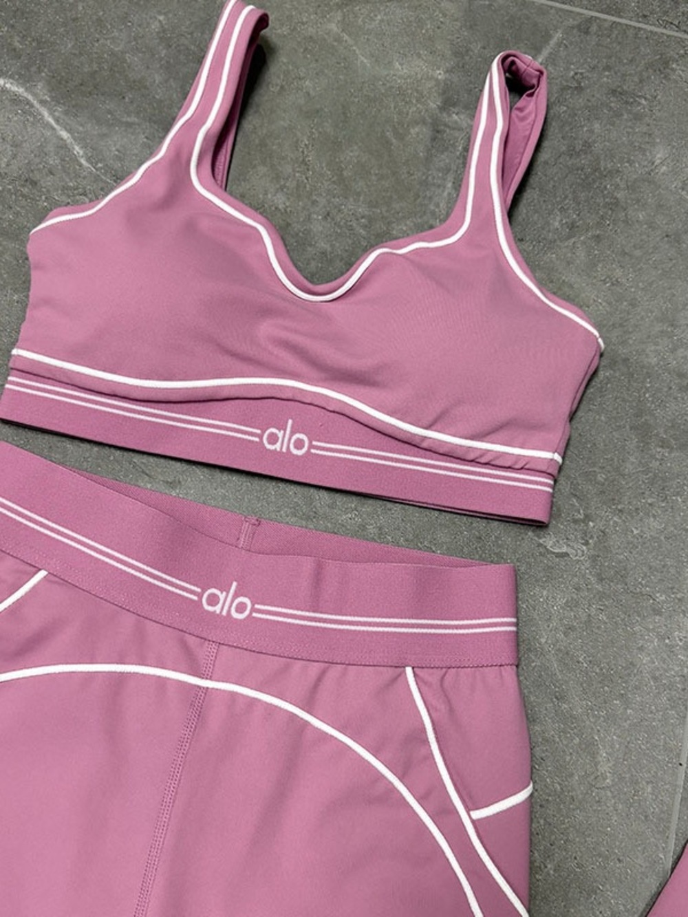 ALO Yoga Pink Two-Piece Sports Bra and Leggings Set - Picture 2 of 4